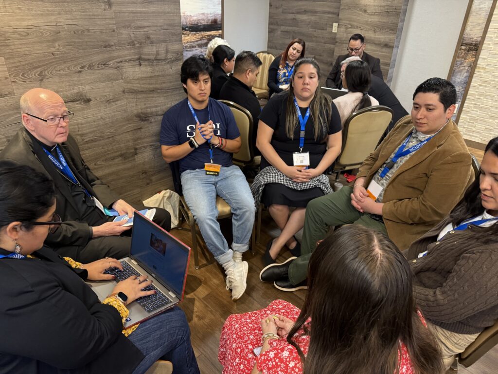 Decenas de jóvenes adultos tuvieron la oportunidad de hablar con ocho obispos sobre sus gozos, desafíos y esperanzas al participar de círculos sinodales el 23 de octubre de 2025, en el marco de la conferencia de la National Catholic Association of Diocesan Directors of Hispanic Ministry (NCADDHM) en Newark, Nueva Jersey.