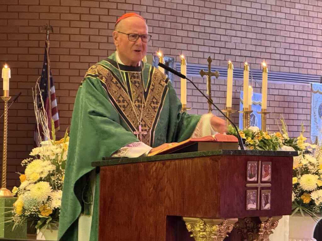 El cardenal Timothy Dolan pronuncia su homilía en la misa de celebración del centenario en Nuestra Señora del Santo Rosario en el Bronx, el 5 de octubre de 2025.