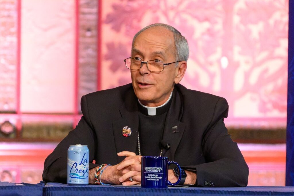 El obispo Mark J. Seitz, de El Paso, Texas, habla durante una mesa redonda titulada “Deportaciones y ataques a la dignidad humana: principios católicos, costos humanos y desafíos pastorales” en la Universidad de Georgetown, en Washington, el 11 de septiembre de 2025.