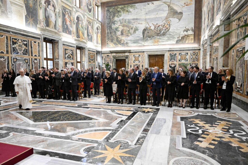 El Papa León XIV llega al Palacio Apostólico del Vaticano el 13 de noviembre de 2025 para reunirse con los participantes de la conferencia "La dignidad de los niños y adolescentes en la era de la inteligencia artificial".