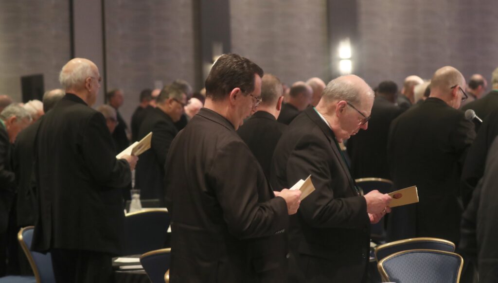 Los obispos de EE.UU. rezan durante una sesión del 12 de noviembre de 2025 de la asamblea general de otoño de la Conferencia de Obispos Católicos de Estados Unidos en Baltimore.