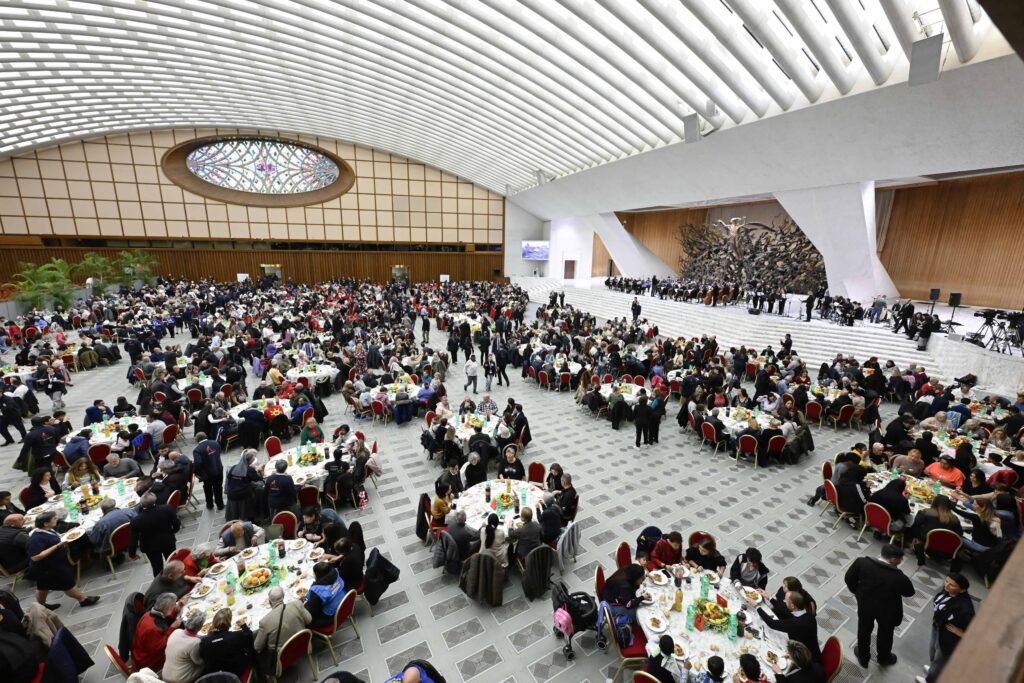 El Papa León XIV y sus invitados disfrutan de un almuerzo con motivo del Jubileo de los Pobres el 16 de noviembre de 2025, en la sala de audiencias del Vaticano.
