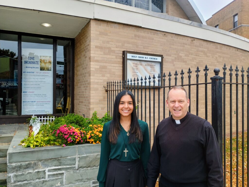 Nicole Duarte y el padre John Higgins frente a la Iglesia Holy Cross, en el barrio Soundview del Bronx, el miércoles 29 de octubre de 2025.