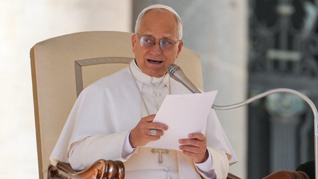 El papa León XIV habla con los visitantes durante su audiencia general semanal en la plaza de San Pedro del Vaticano, el 5 de noviembre de 2025. (Foto CNS/Lola Gómez)