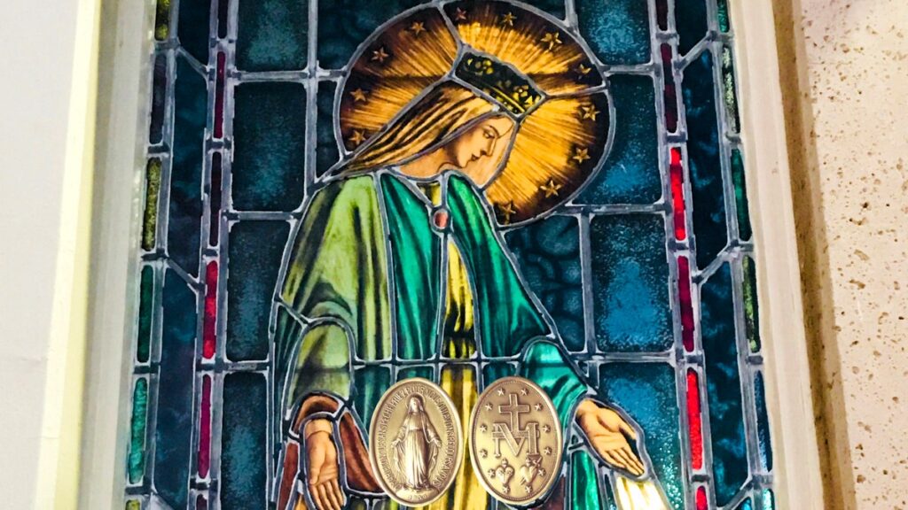 Imagen en vitral de Nuestra Señora de la Medalla Milagrosa..