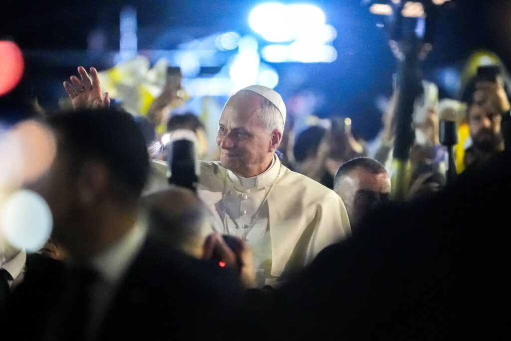 El Papa León XIV saluda a la multitud desde el papamóvil durante un evento con jóvenes libaneses en la plaza frente al Patriarcado Maronita de Antioquía en Bkerké, Líbano, el 1 de diciembre de 2025.