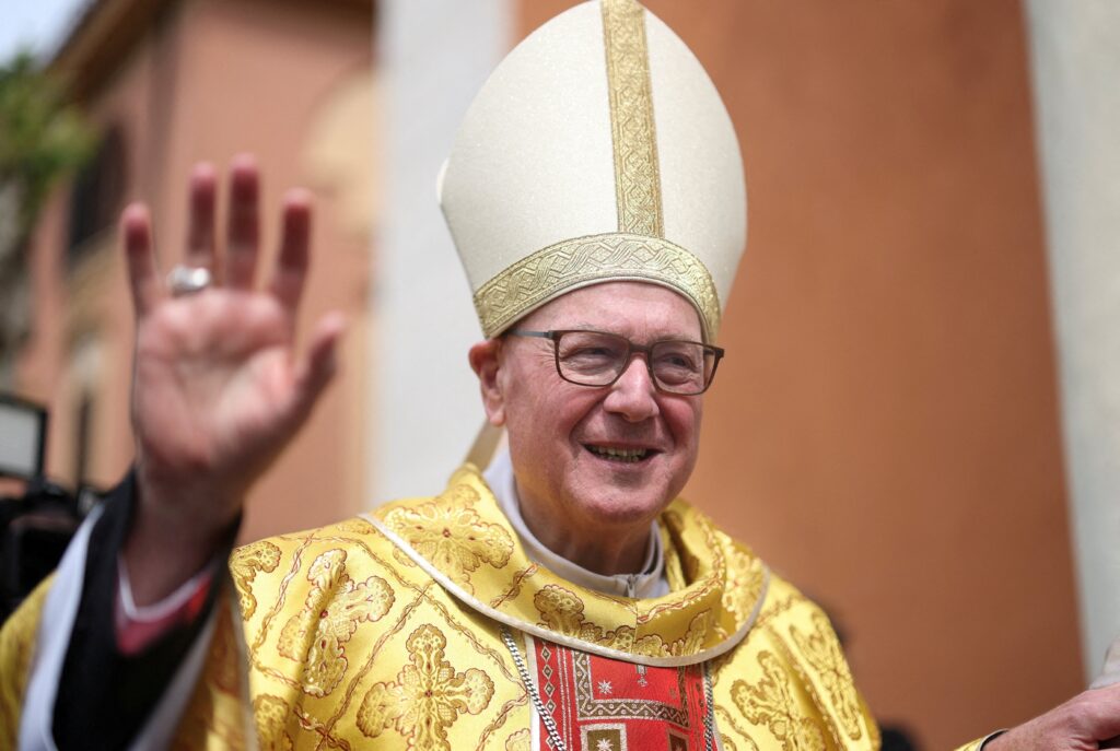El cardenal Timothy M. Dolan de Nueva York saluda con la mano tras celebrar misa en la iglesia de Nuestra Señora de Guadalupe en Roma el 4 de mayo de 2025, antes del cónclave y la elección del Papa León XIV, el 8 de mayo.