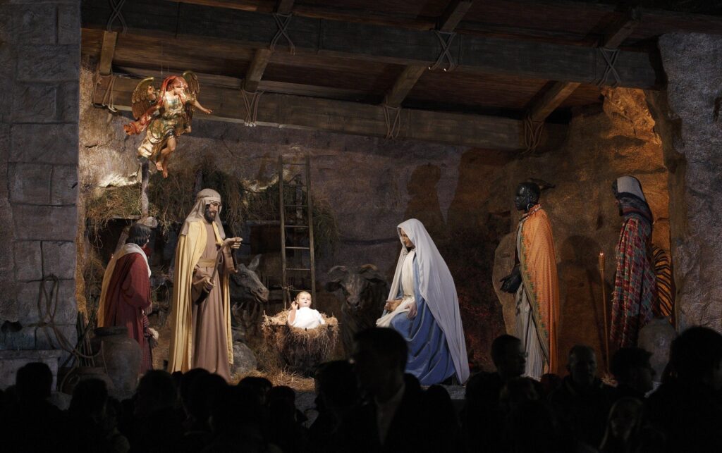 Una foto de archivo muestra a personas visitando el belén en la Plaza de San Pedro después de la Misa de Nochebuena en el Vaticano.