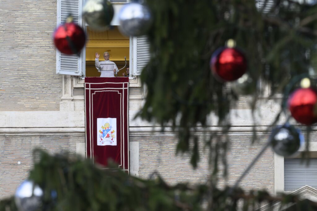 El Papa León XIV saluda a los visitantes que se unieron a él para el rezo del Ángelus en la Plaza de San Pedro, en el Vaticano, el 26 de diciembre de 2025.