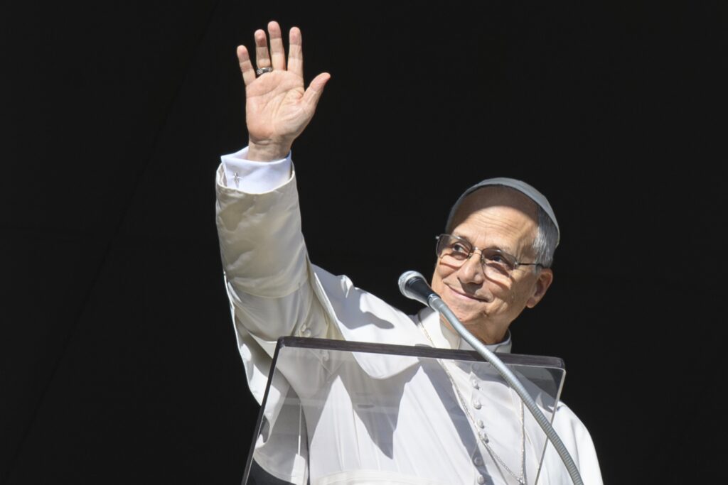 El Papa León XIV saluda a los visitantes en la Plaza de San Pedro, en el Vaticano, mientras se reúnen para rezar el Ángelus en la fiesta de la Sagrada Familia, el 28 de diciembre de 2025.