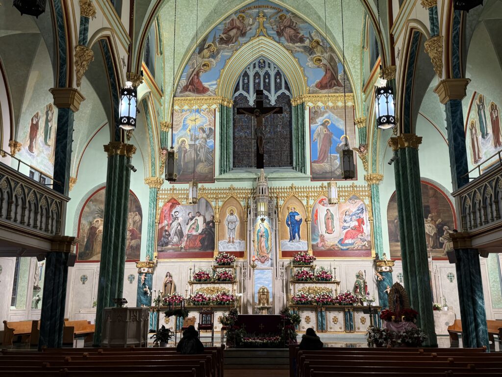 En la fotografía del 4 de diciembre de 2024 se muestra el altar y el santuario del Santuario de Nuestra Señora de Guadalupe en la iglesia de San Bernardo en Manhattan.