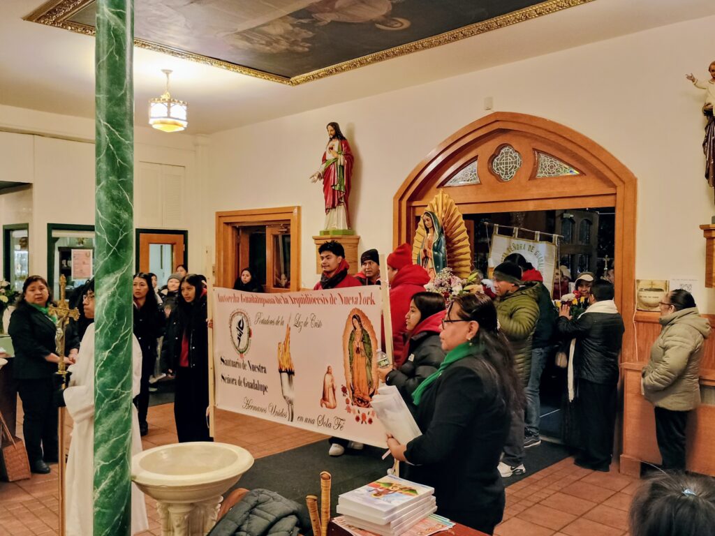 La procesión con la imagen peregrina de Nuestra Señora de Guadalupe al entrando el interior del Santuario de Nuestra Señora de Guadalupe en San Bernardo, en la calle 14 oeste, en Manhattan, el sábado 29 de noviembre de 2025.