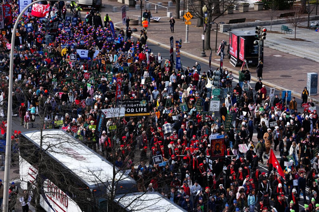 Defensores de la vida participan en la 53ª Marcha Anual por la Vida en Washington el 23 de enero de 2026.