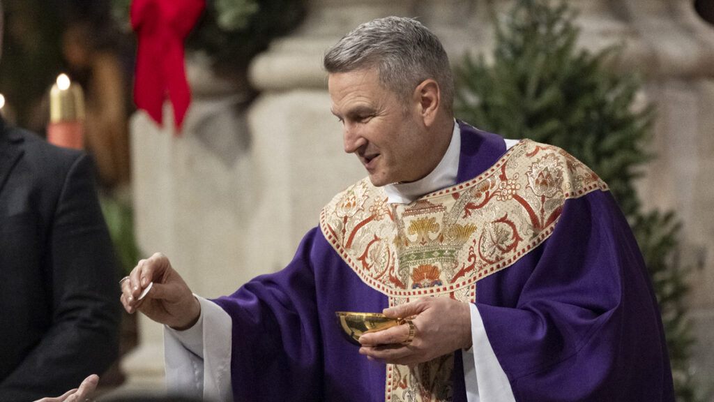 El arzobispo designado Ronald Hicks en la Misa de Adviento y Navidad para el personal de la Arquidiócesis de Nueva York en la Catedral de San Patricio el 18 de diciembre de 2025.