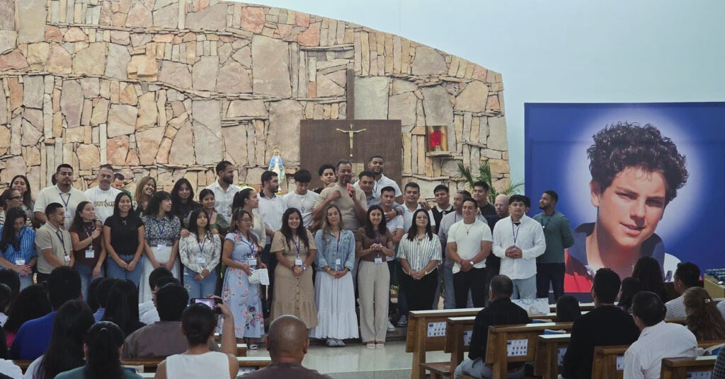 Una foto de grupo durante un retiro para jóvenes adultos en la Iglesia Holy Cross en el Bronx en 2025.