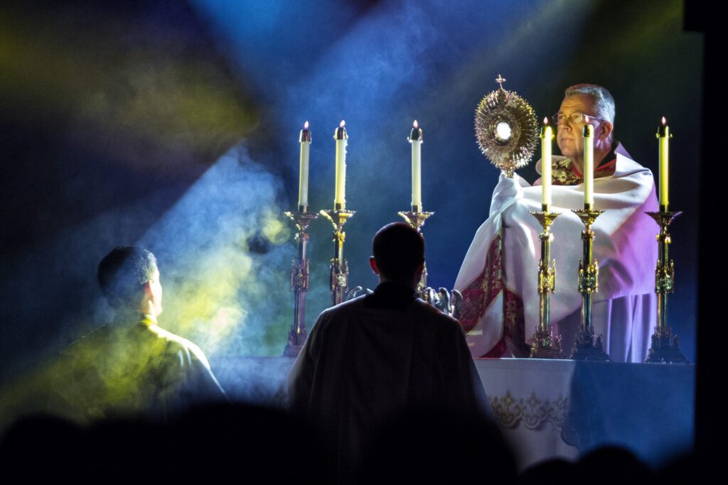 Una foto de archivo muestra a jóvenes rezando mientras un sacerdote sostiene la custodia durante la adoración en Nashville, Tennessee. (Foto OSV News/cortesía de FOCUS)