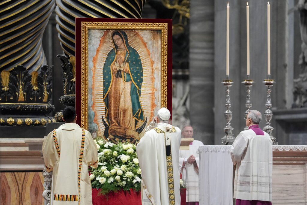 El Papa León XIV inciensa una imagen de Nuestra Señora de Guadalupe durante la Misa de su festividad en la Basílica de San Pedro en el Vaticano, el 12 de diciembre de 2025.