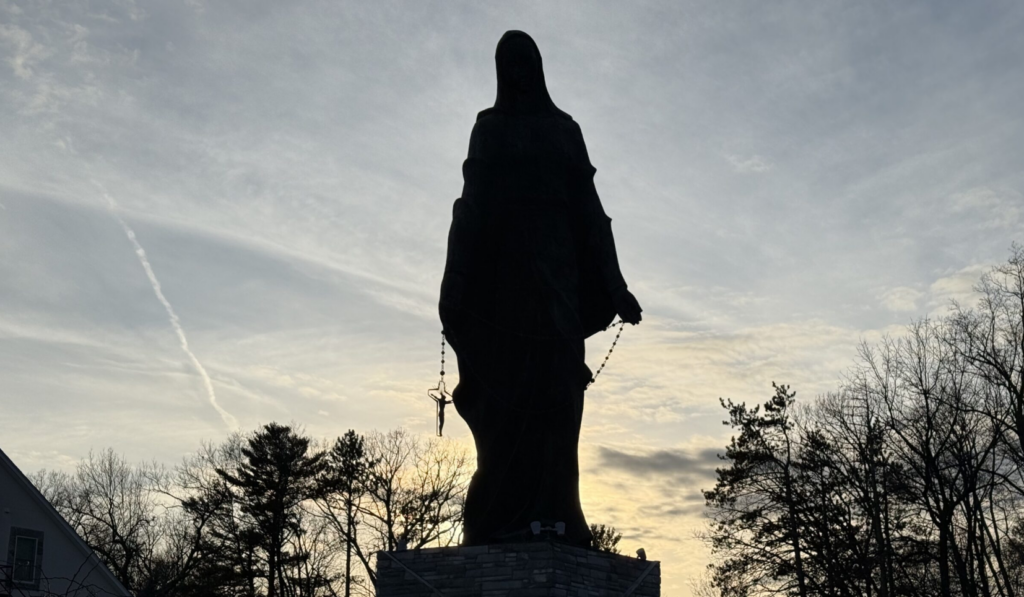 Una estatua de Nuestra Señora del Rosario se recorta contra el cielo en el Santuario Mariano Nacional y Centro de Retiros de Stony Point, el 30 de enero de 2025. Foto por Steven Schwankert/The Good Newsroom.
