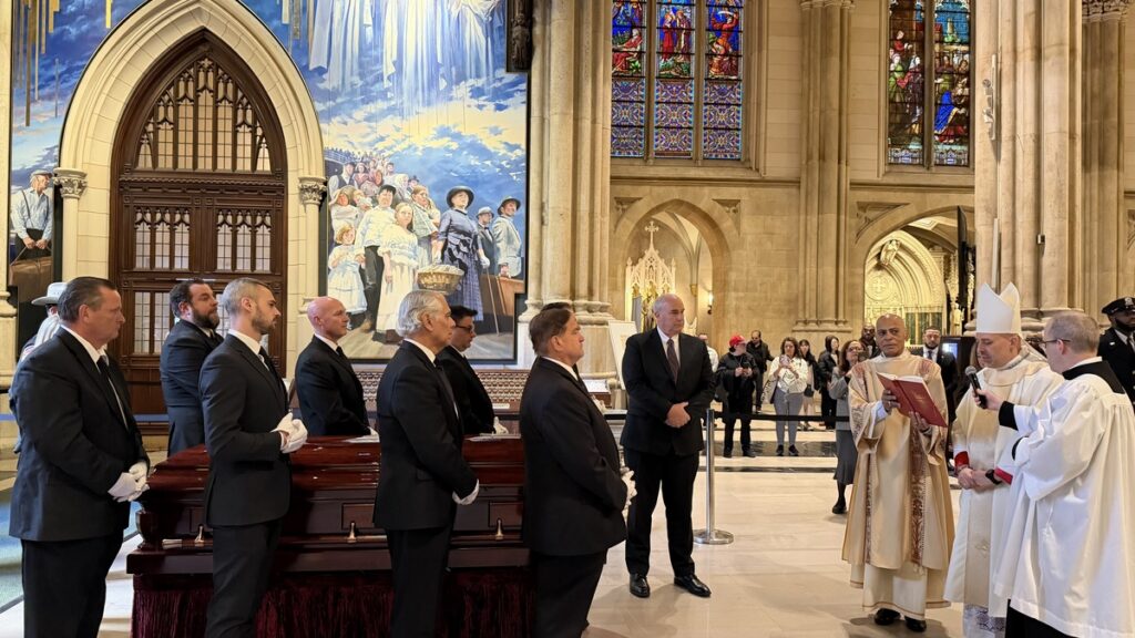 Monseñor Joseph Espaillat, obispo auxiliar de la Arquidiócesis de Nueva York, bendice el féretro donde yacen los restos del artista puertorriqueño Willie Colón. Foto: Fernanda Pierorazio