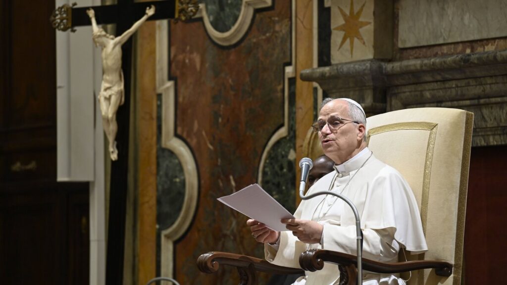 El papa León XVI se dirige a los participantes de la “Cattedra dell'Accoglienza”, un evento cultural y educativo, el 12 de marzo de 2026 en la Sala Clementina del Palacio Apostólico del Vaticano (Foto OSV News/Matteo Pernaselci, Vatican Media)