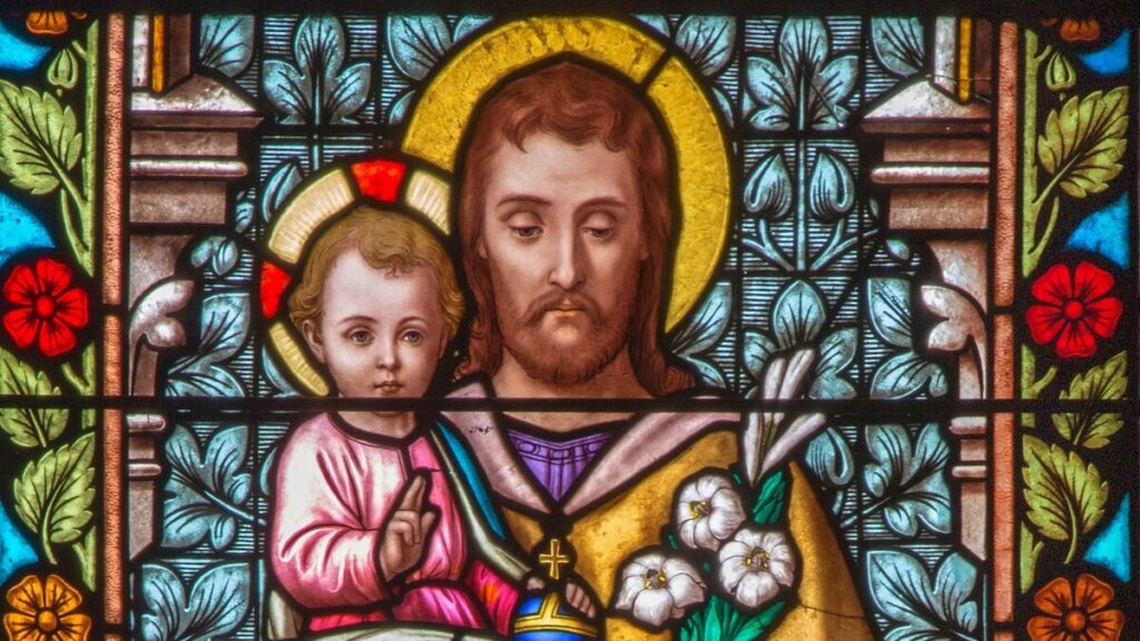 San José en un vitral del siglo XIX de la Iglesia de Santa Elena en Trnava, Eslovaquia.