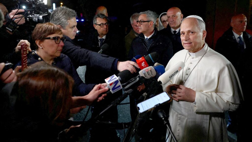 El papa León XIV se dirige a los medios de comunicación al salir de la residencia papal de Castel Gandolfo para regresar al Vaticano el 7 de abril de 2026. Foto de OSV News/Guglielmo Mangiapane, Reuters