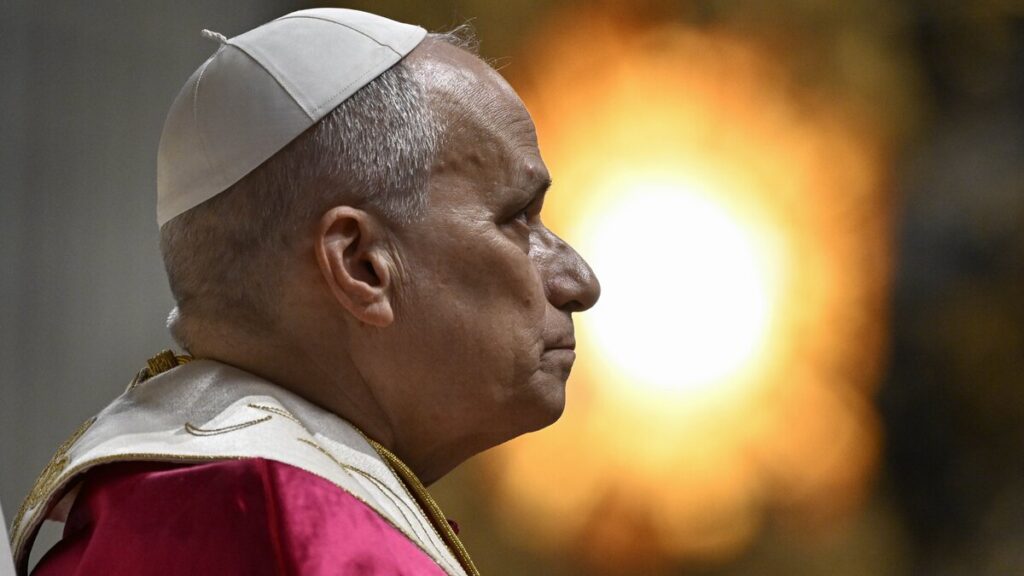 El papa León XIV reza en la Basílica de San Pedro, en el Vaticano, el 11 de abril de 2026, durante una vigilia de oración y el rezo del rosario por la paz. (Foto CNS/Vatican Media)
