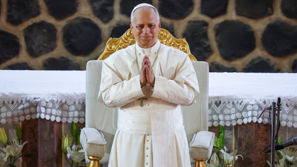 El papa León XIV gesticula mientras asiste a un Encuentro por la Paz en la catedral de San José de Bamenda, Camerún, el 16 de abril de 2026. (Foto de OSV News/Guglielmo Mangiapane, Reuters)