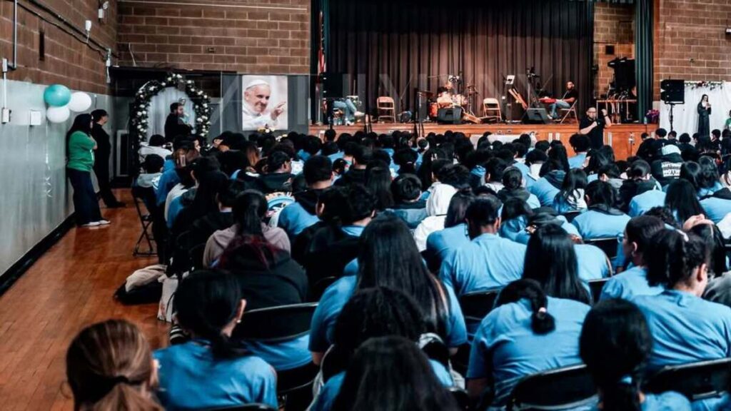 Cientos de jóvenes participaron del Día de la Juventud Católica del Bronx el pasado 2025. Foto: Cortesía padre Carlos Germosen