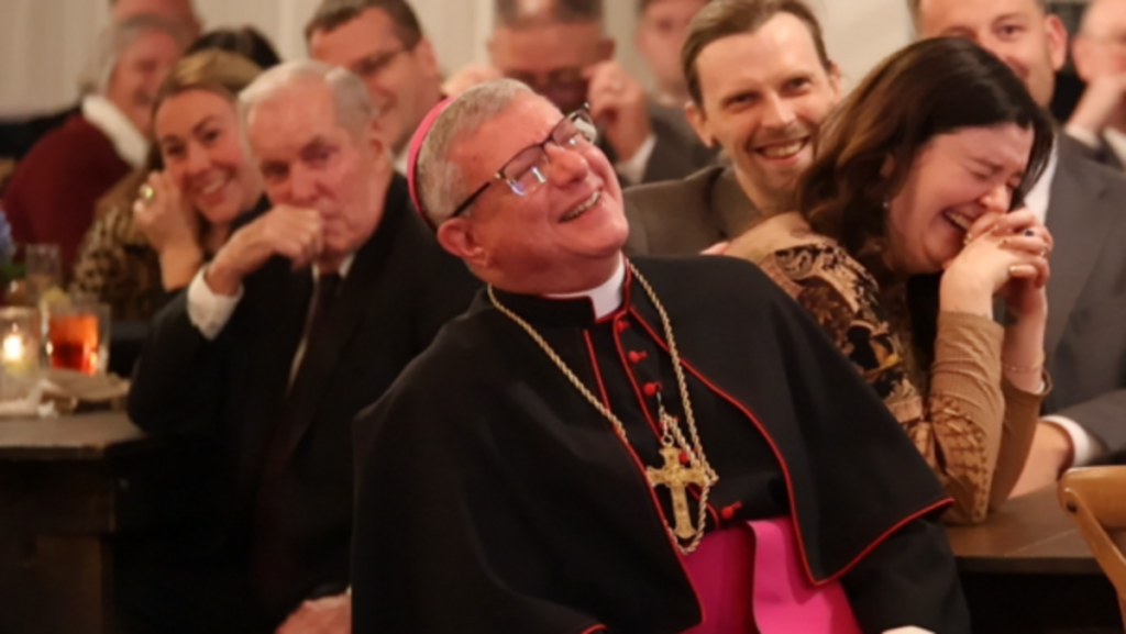 El obispo auxiliar Colacicco celebra el 43.º aniversario de su ordenación en Poughkeepsie el 6 de noviembre de 2025. Foto: Patrick Grady