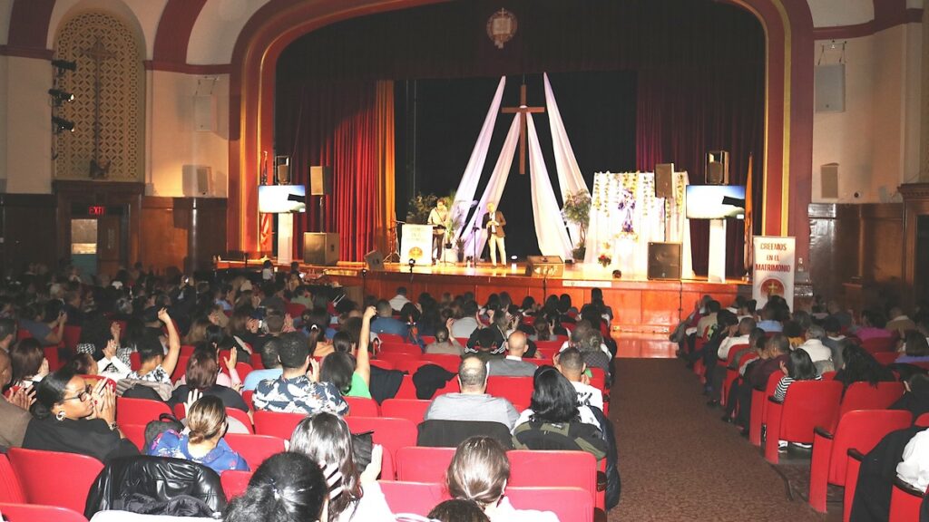 Una reunión del Movimiento Matrimonial Católico en 2025 en la escuela secundaria Cardinal Hayes, en el Bronx. La organización patrocinará un concierto en la escuela el sábado 2 de mayo. Foto cortesía de Máximo Correa