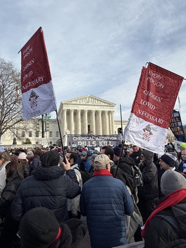 Manifestantes de la Arquidiócesis de Nueva York se detienen frente a la Corte Suprema de los Estados Unidos en Washington, D.C., al concluir la Marcha por la Vida de 2026, el 23 de enero de 2026.