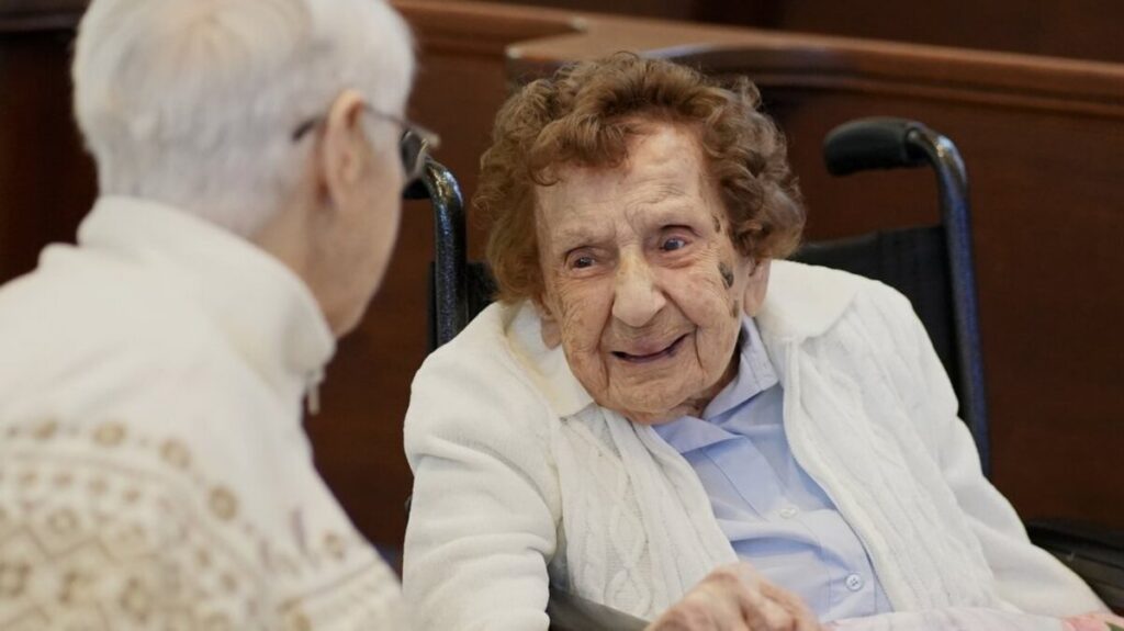 La hermana Francis Dominici Piscatella, miembro de las Hermanas de Santo Domingo de Amityville, Nueva York, conversa con la hermana Joanne Walters antes de asistir a la Misa con motivo de su 113.º cumpleaños en la casa madre de las Hermanas Dominicas de Amityville, el 20 de abril de 2026. (Foto de OSV News/Gregory A. Shemitz)