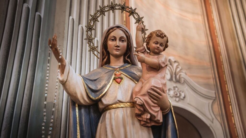 Imagen de una escultura de la Virgen María, que en sus brazos sostiene al niño Jesús.