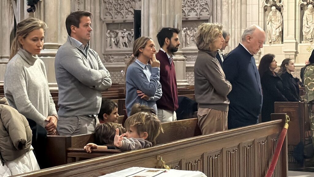 El viernes 10 de abril de 2026, familiares de las víctimas del accidente de helicóptero del río Hudson, en Nueva York, participaron en una Misa en la Catedral de San Patricio en honor a sus familiares, con motivo del primer aniversario de la tragedia. Foto: Fernanda Pierorazio/The Good Newsroom