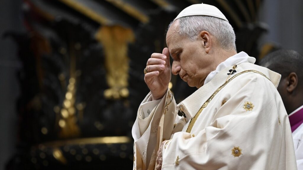 El papa León XIV hace la señal de la cruz durante la celebración de la Misa Crismal en la Basílica de San Pedro, en el Vaticano, el 2 de abril de 2026. (Foto CNS/Vatican Media)
