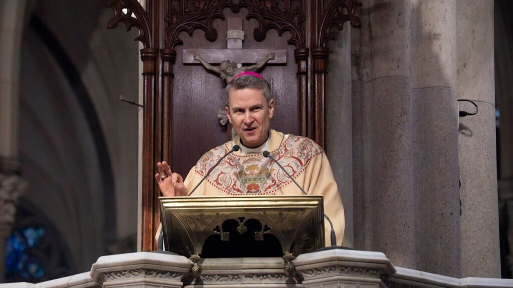 El arzobispo de Nueva York Ronald A. Hicks durante su homilía en la Misa del Domingo de Pascua en la Catedral de San Patricio el domingo 5 de abril de 2026. Foto: Damon Webster