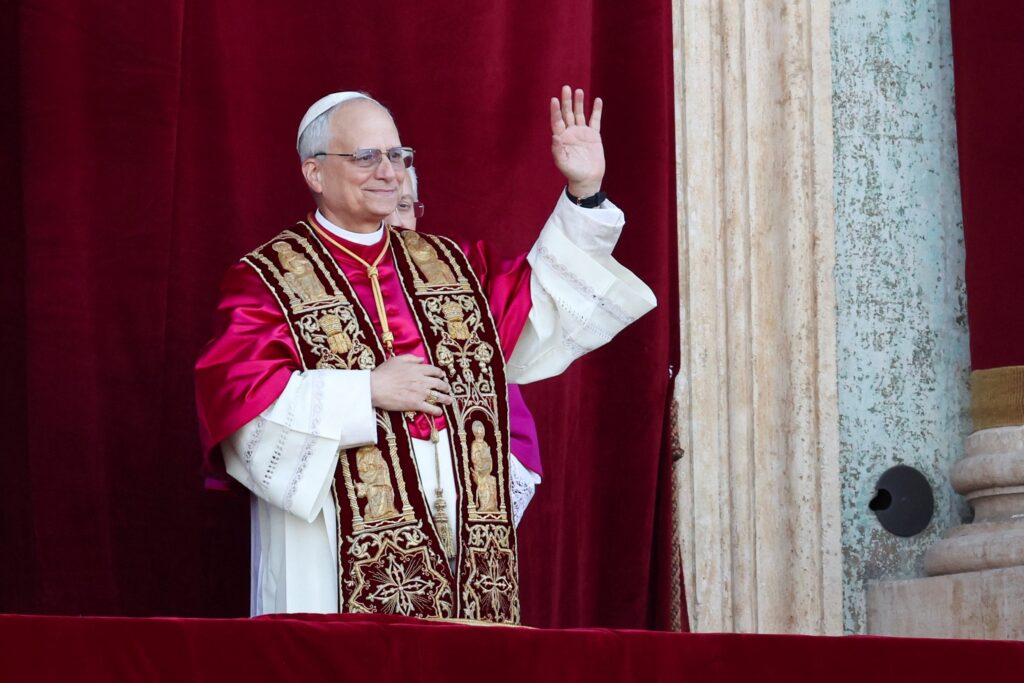 El cardenal Robert Francis Prevost, quien ha elegido el nombre papal de León XIV, aparece en el balcón central de la Basílica de San Pedro en el Vaticano el 8 de mayo de 2025, tras su elección durante el cónclave. Foto OSV News/Claudia Greco, Reuters)