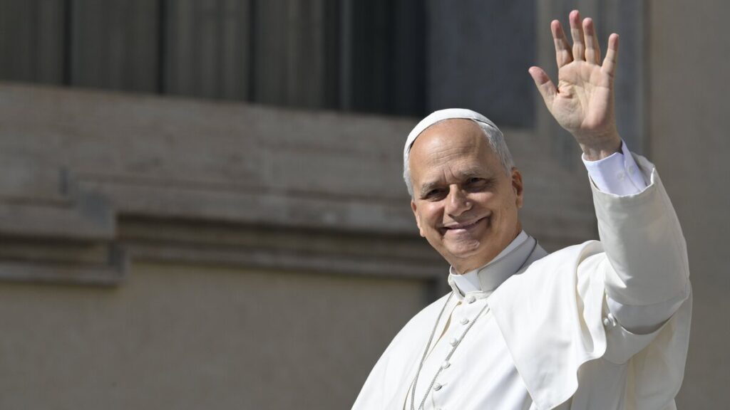 El papa León XIV sonríe y saluda mientras recorre la plaza de San Pedro en el Vaticano en el papamóvil, antes del inicio de la audiencia general, el 29 de abril de 2026. (Foto CNS/Vatican Media)