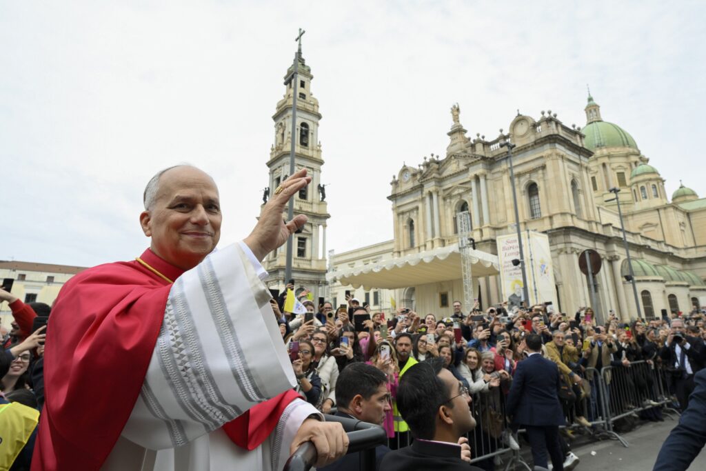 El papa León XIV llega para celebrar la Misa en la Piazza Bartolo Longo, frente al Santuario Pontificio de la Bienaventurada Virgen del Rosario de Pompeya, cerca de Nápoles, Italia, el 8 de mayo de 2026, con motivo del primer aniversario de su elección como el primer pontífice estadounidense. (Foto OSV News/Simone Risoluti, Vatican Media)