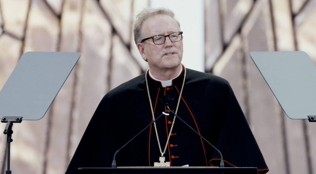 El obispo Robert E. Barron, de Winona-Rochester (Minnesota), miembro de la Comisión de Libertad Religiosa de Estados Unidos, interviene en el acto «Rededicate 250: Un jubileo nacional de oración, alabanza y acción de gracias», celebrado en el National Mall de Washington el 17 de mayo de 2026. (Captura de pantalla de OSV News)