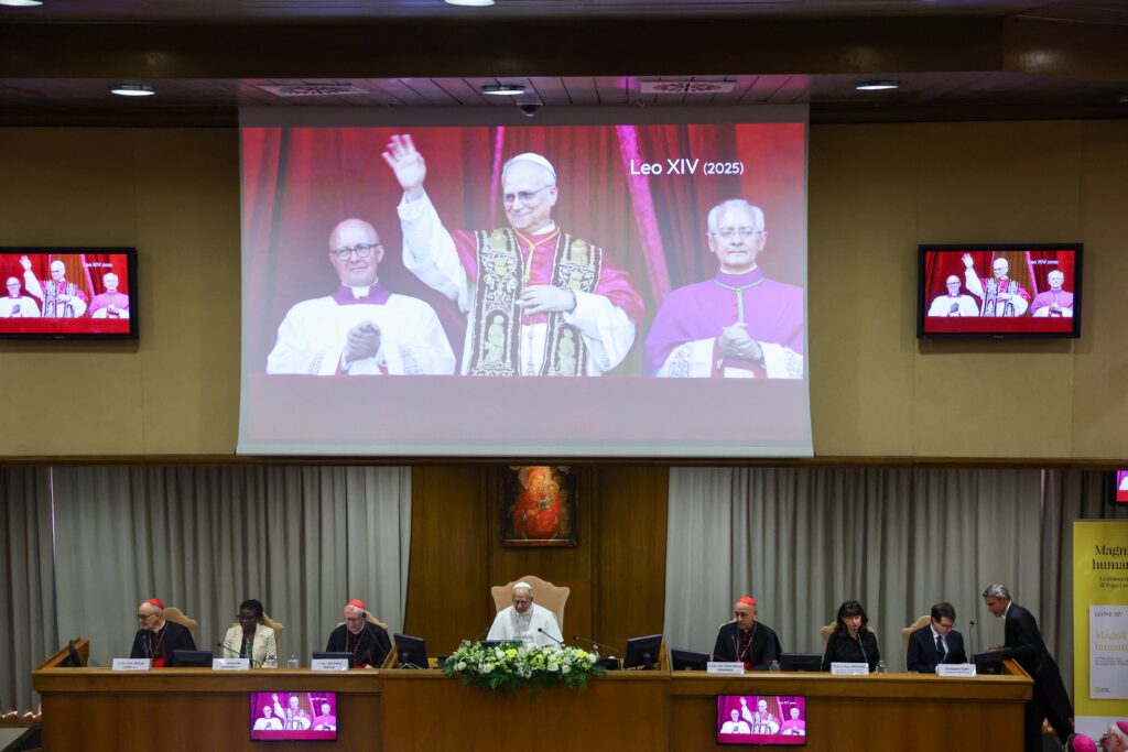 El Papa León XIV asiste a la presentación de "Magnifica Humanitas" en el Aula del Sínodo del Vaticano el 25 de mayo de 2026, la primera encíclica de su pontificado, que se centra en el auge de la inteligencia artificial. También aparecen en el panel el cardenal Michael Czerny, prefecto del Dicasterio para el Servicio del Desarrollo Humano Integral; Léocadie Lushombo; el cardenal Víctor Manuel Fernández, prefecto del Dicasterio para la Doctrina de la Fe; el cardenal Pietro Parolin, secretario de Estado del Vaticano; Anna Rowlands; y Christopher Olah, cofundador de Anthropic.