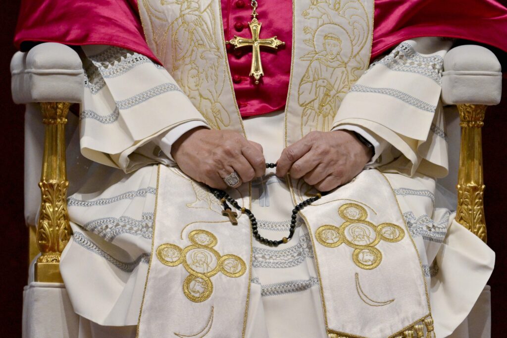 El papa León XIV reza el rosario por la paz durante una vigilia de oración vespertina en la Basílica de San Pedro, en el Vaticano, el 11 de abril de 2026. El papa León presidirá un rosario mundial por la paz desde los Jardines Vaticanos el 30 de mayo.