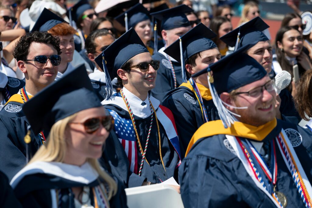 Jóvenes sonríen durante la ceremonia de graduación de 2026 de la Universidad de Villanova, en Pensilvania, el 19 de mayo. Ese día, en un mensaje dirigido a los graduados de su alma mater, el Papa León XIV les dijo que tienen el desafío y la oportunidad de "marcar una gran diferencia" si llevan consigo los valores agustinianos de "Veritas, Unitas, Caritas".