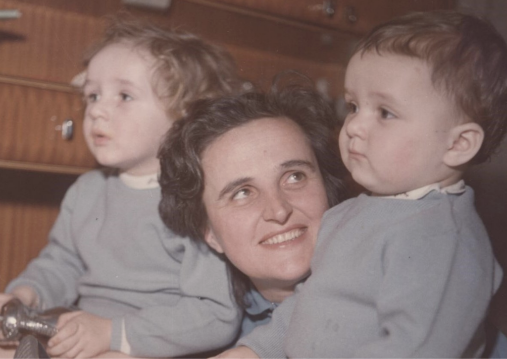 Santa Gianna Beretta Molla aparece junto a sus hijos en esta fotografía de 1959. Esta médica y madre italiana, quien sacrificó su propia vida por la de su hijo, fue canonizada por el Papa Juan Pablo II en 2004.