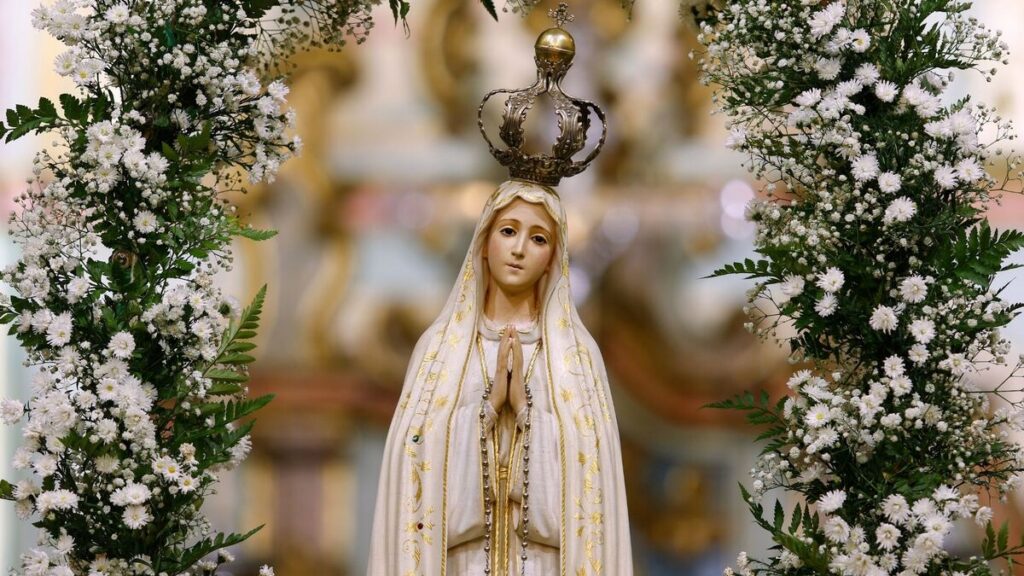 La estatua de Nuestra Señora de Fátima representa la primera aparición de la Virgen María a tres pastorcitos humildes en la Cova de Iria, Portugal.