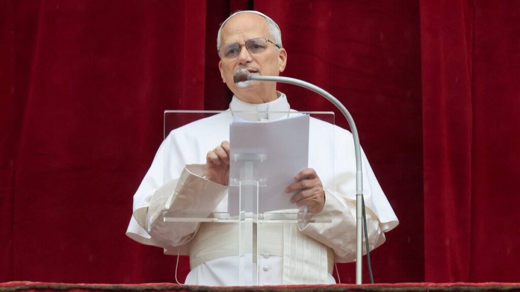 El papa León XIV se dirige a los visitantes reunidos en la Plaza de San Pedro del Vaticano para rezar el Ángelus con motivo de la festividad de la Epifanía, el 6 de enero de 2025. (Foto de OSV News/Yara Nardi, Reuters)