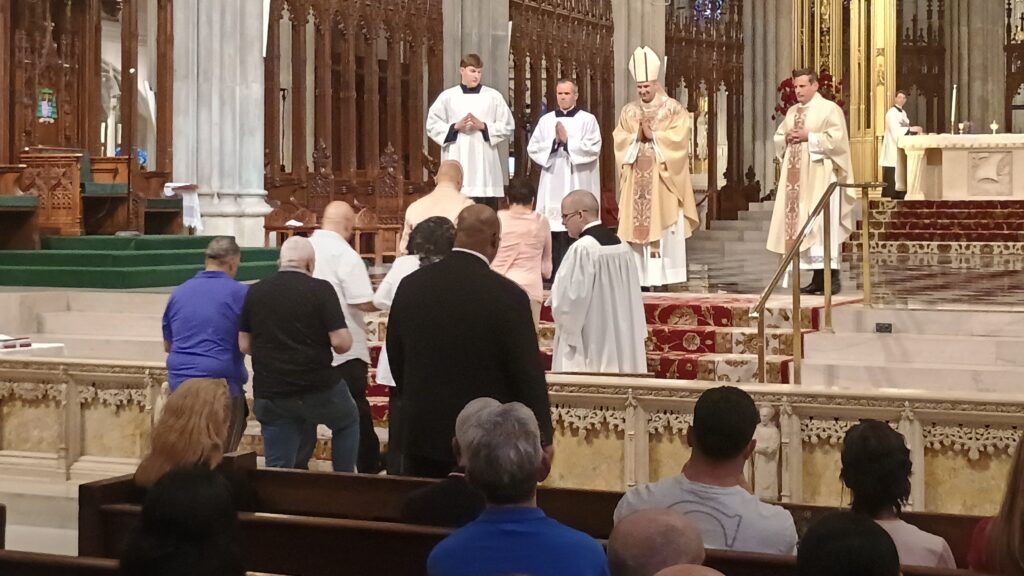 El arzobispo Ronald Hicks a punto de recibir los regalos durante la Misa dominical en español en la Catedral de San Patricio, el 17 de mayo de 2026. Foto por Armando Machado