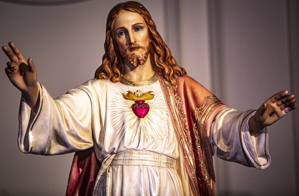 Se observa una estatua del Sagrado Corazón de Jesús en la Catedral de San Pedro en Wilmington, Delaware, el 27 de mayo de 2021.