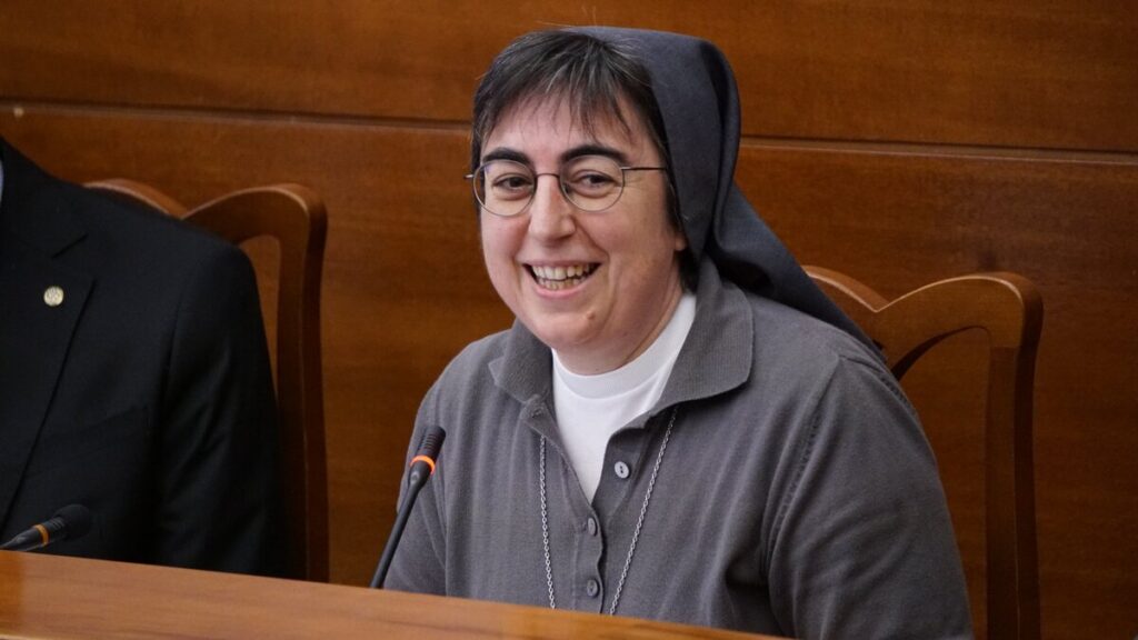 La hermana salesiana Alessandra Smerilli, secretaria del Dicasterio para la Promoción del Desarrollo Humano Integral, interviene durante una conferencia sobre la encíclica de San Juan XXIII "Pacem in Terris" (Paz en la Tierra) en la Pontificia Universidad Lateranense de Roma, el 11 de mayo de 2023 (Foto CNS/Justin McLellan)